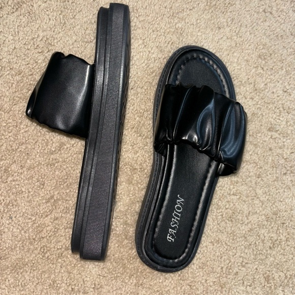 Summer sandals - Picture 1 of 2
